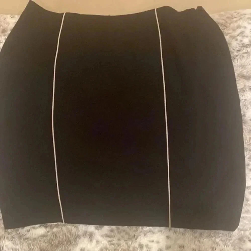 Apostrophe black skirt with white trim